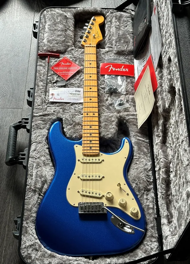2019 Fender American Ultra Stratocaster Cobra Blue Excellent & Complete - Image 1