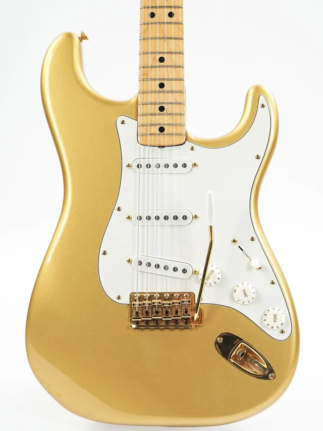 Fender Gold Stratocaster 1982 - Image 1